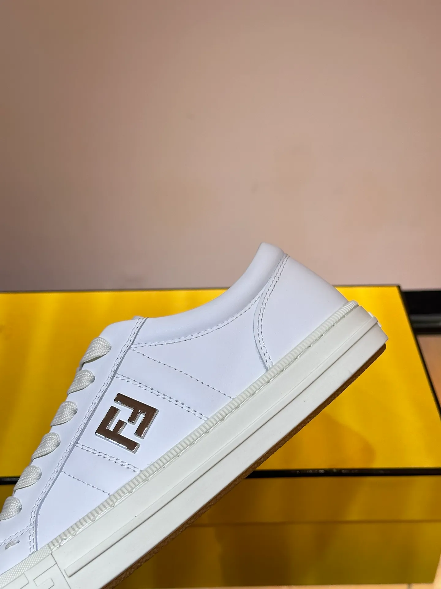 Men's Men's Shoes 💰380 [New Style] 🍿🍿Fendi Fendi Casual Sneakers Skateboard Shoes, the new Domino sneakers have become a favorite shoe. For those who want to create a simple and FENDI-characteristic look, this shoe is the perfect choice. Because this sneaker is one of the most cost-effective among FENDI's entry-level sneakers, it provides a great opportunity to attract and attract all customers who love easy and comfortable everyday sneakers. Size: 38-45 (men’s size 38.45 customized)